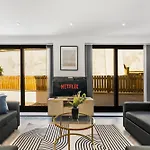 Contemporary - Free Parking Apartment