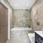Contemporary - Free Parking Apartment