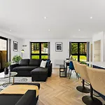 Contemporary - Free Parking Apartment