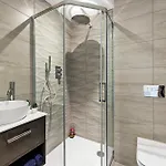 Contemporary - Free Parking Apartment *