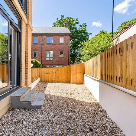 Contemporary - Free Parking Apartment