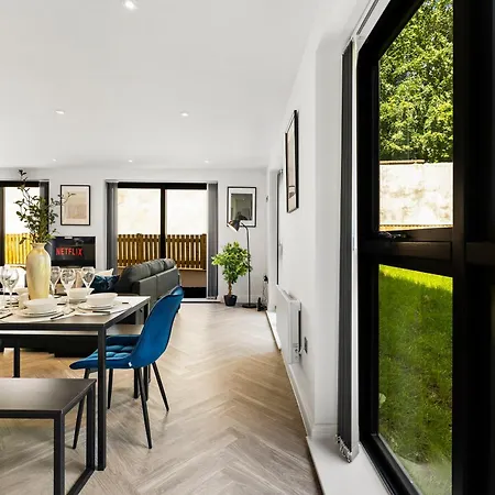 Contemporary - Free Parking Apartment Leeds (West Yorkshire)