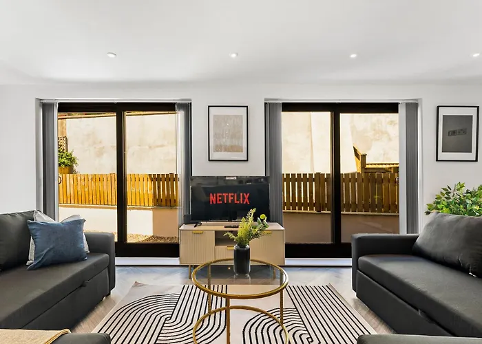 Modern - Free Parking Apartment