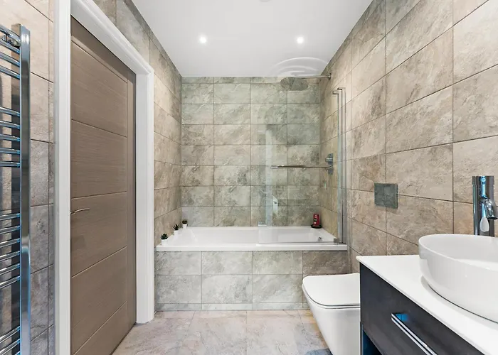 Modern - Free Parking Apartment