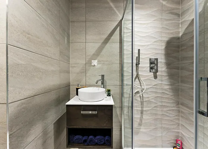 Modern - Free Parking *